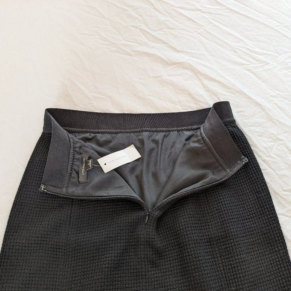 NWT Ann Taylor Textured Black Zip Pocket Skirt in Size 4